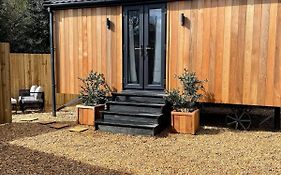 Berwyn Lodge With Private Hot Tub